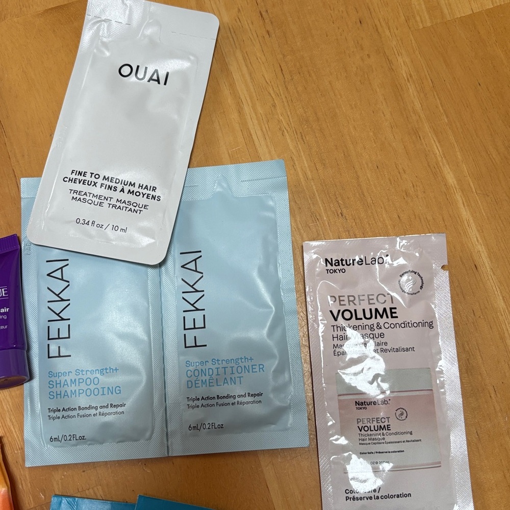 NEW Clinique & Assorted Beauty Sample Set with Striped Cosmetic Bag. - Picture 4 of 6